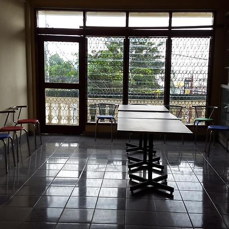 Kampung Bule Hostel Labuan Bajo Esterno foto