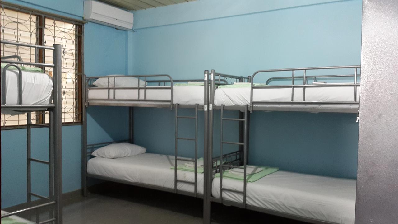 Kampung Bule Hostel Labuan Bajo Esterno foto