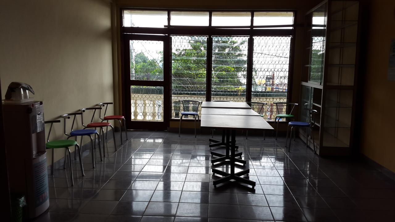 Kampung Bule Hostel Labuan Bajo Esterno foto