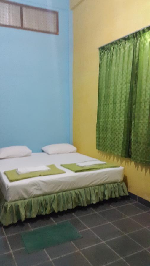 Kampung Bule Hostel Labuan Bajo Esterno foto